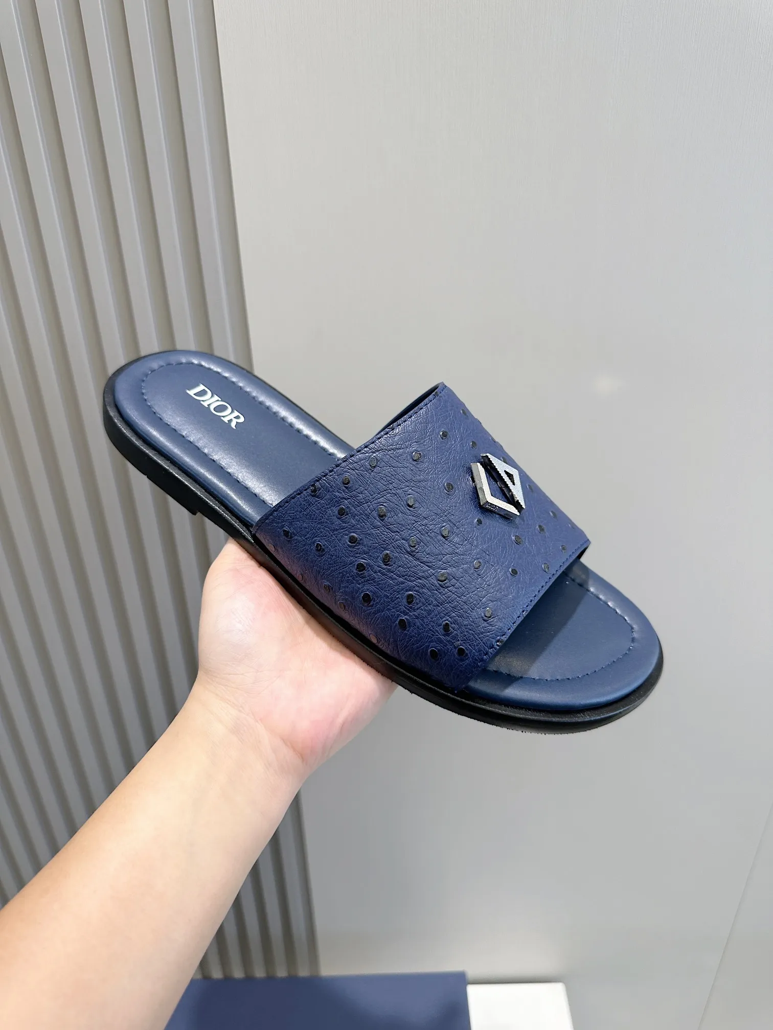 P320 [DIOR] Size 39-44 (38.45 custom-made) 2024ss Dior’s latest men’s slippers are a must-have. Dior Alias ​​Men's Genuine Leather Slippers This summer new Alias ​​sandal embodies a casual and elegant style. Carefully crafted from grained cow leather and Oblique printed fabric, with cowhide lining! Cross-strap design with metal-clad brass CD Diamond logo. The imported cowhide leather and rubber sole adds sophistication and comfort, while Oblique print-effect anti-slip panels add style.